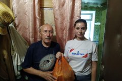 Луганчанам передали очередную партию шефской помощи от ЛЭМЗ