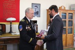 Представитель России вручил медали ветеранам труда ЛНР