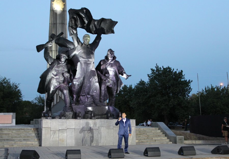 В столице ЛНР отметили 77-ю годовщину освобождения Луганщины от фашистов