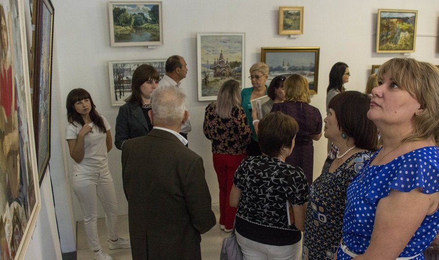 В Музее истории и культуры Луганска к юбилею города открылась выставка картин