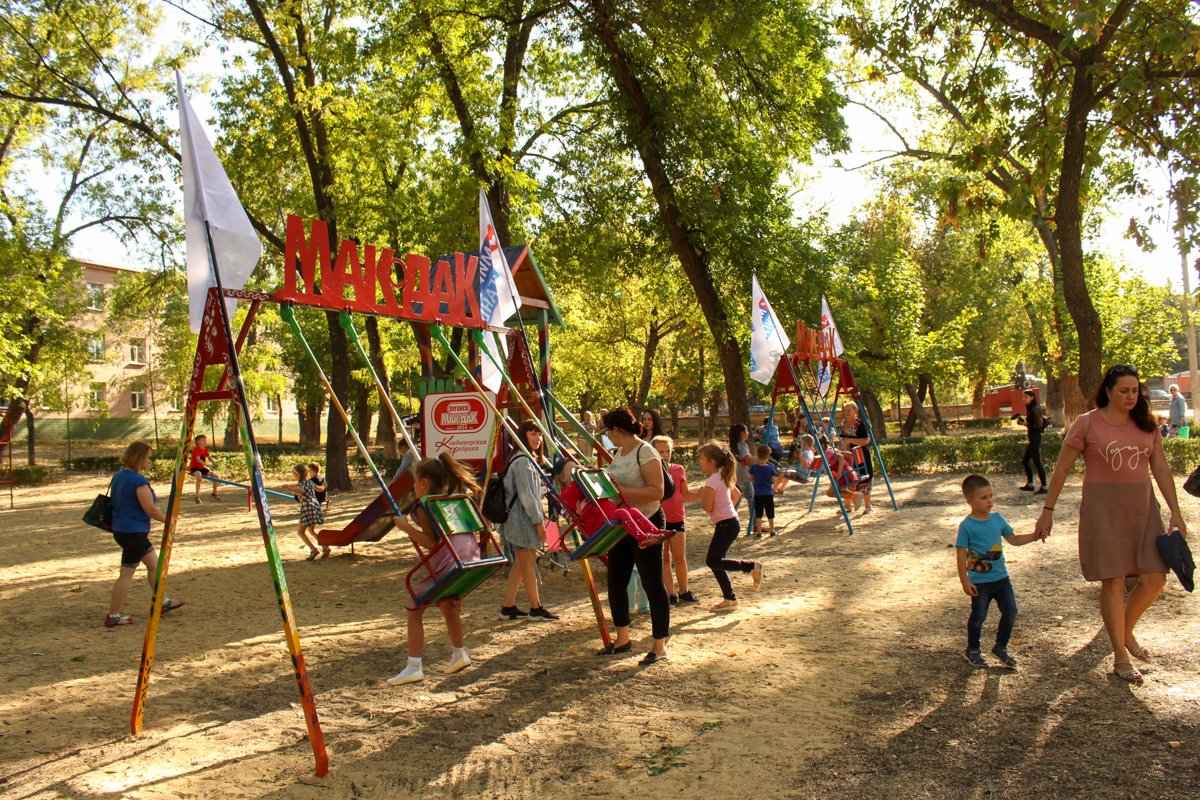 Новую детскую площадку открыли в Луганске