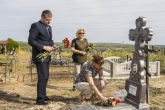 В Луганске почтили память защитников Республики