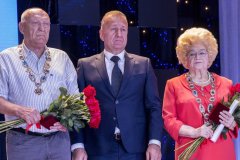 В столице ЛНР вручили награды обладателям званий "Почетный гражданин Луганска 2020"