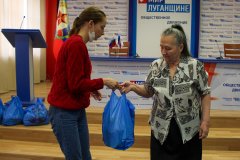 Нуждающимся луганчанам передали продуктовые наборы от ОД "Мир Луганщине"