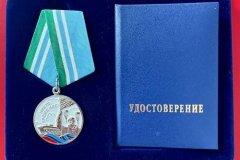 Председатель Общественной палаты Республики передал госнаграду отцу первого Главы ЛНР