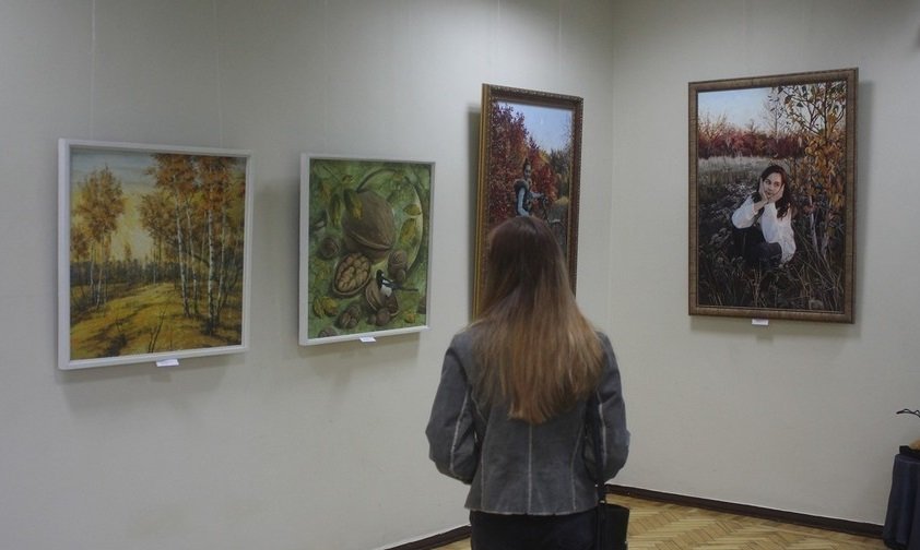 В столице ЛНР открыли выставку "Осенний вернисаж"