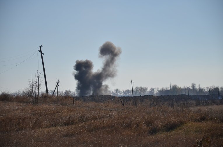 Украинские боевики подожгли полевой склад связи