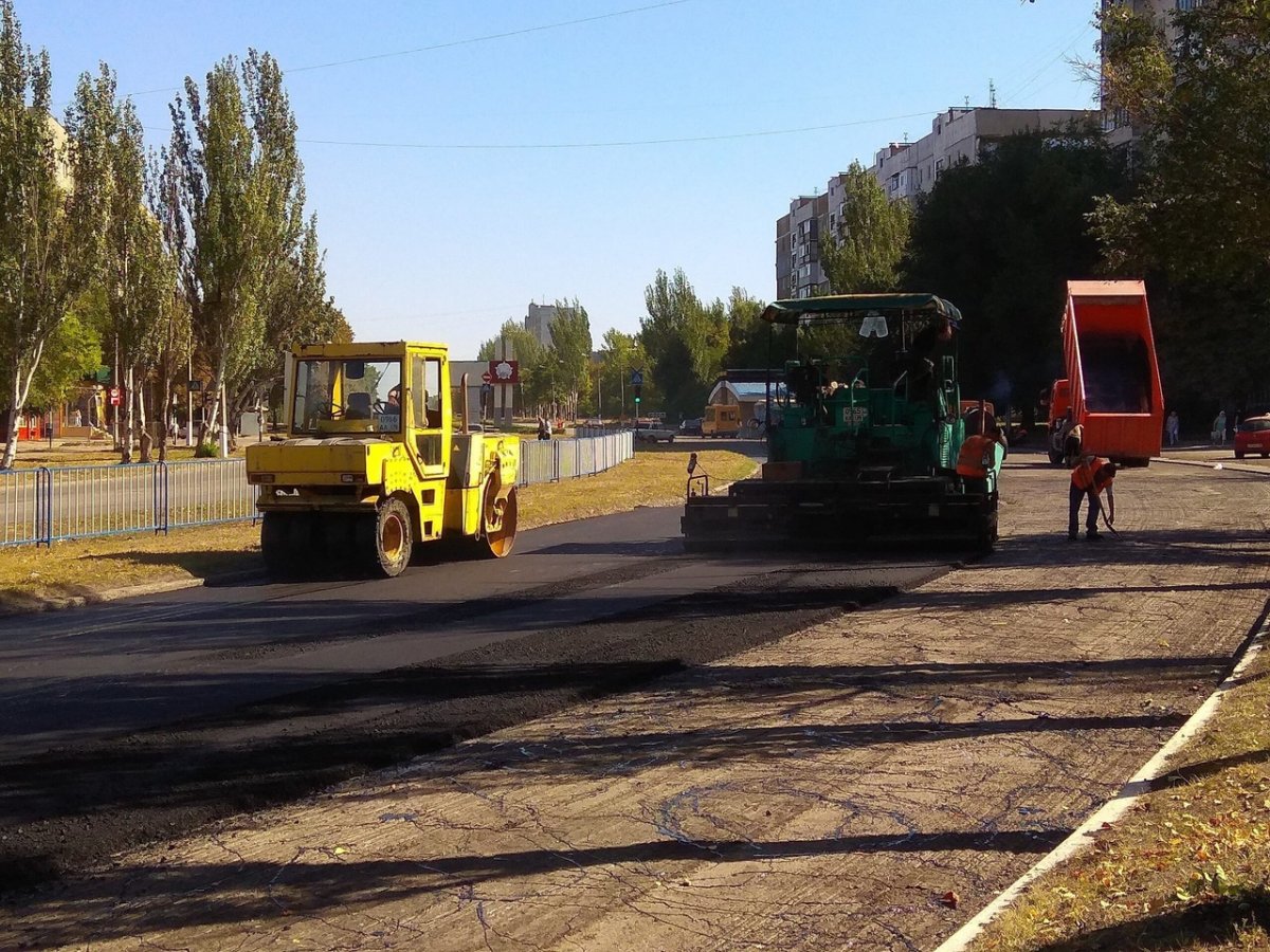 В течение недели на четырех улицах столицы ЛНР вели укладку асфальта