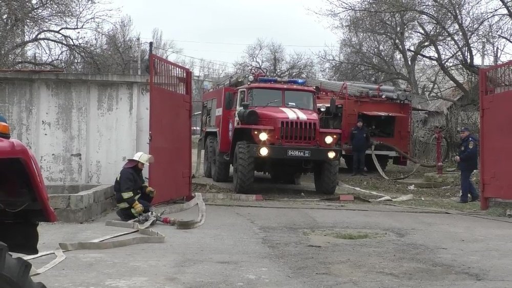 В заброшенном здании Стаханова МЧС ЛНР отработало тушение условного пожара