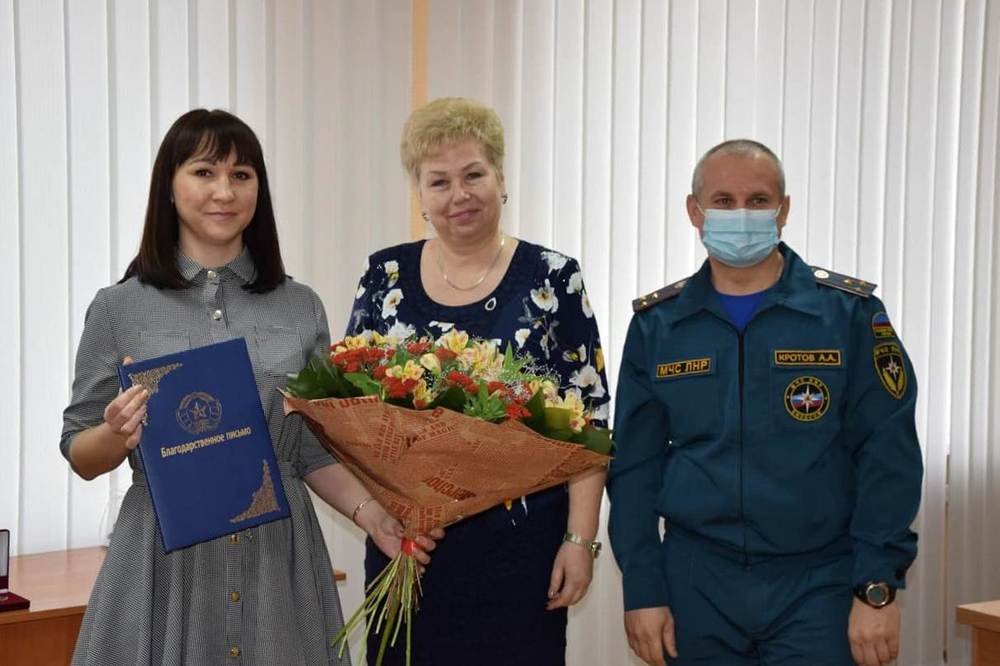 Глава ЛНР наградил медалями юных героев, помогавших тушить пожар под Красным Лучом