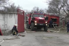 В заброшенном здании Стаханова МЧС ЛНР отработало тушение условного пожара