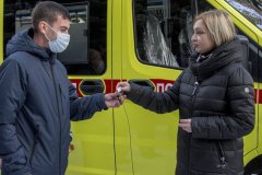 Луганским медикам передали ключи от автомобилей скорой помощи