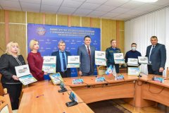 Глава ЛНР принял участие в спецгашении блока и марки, посвященных прибытию сотого гумконвоя МЧС России
