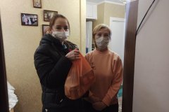 Луганчанам передали очередную партию шефской помощи от ЛЭМЗ
