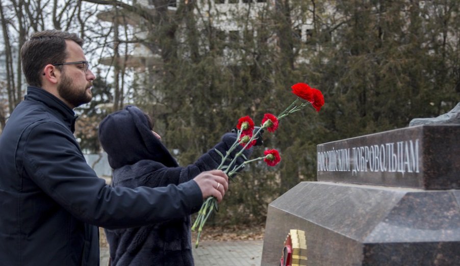 В Луганске почтили память неизвестных солдат, защищавших Донбасс