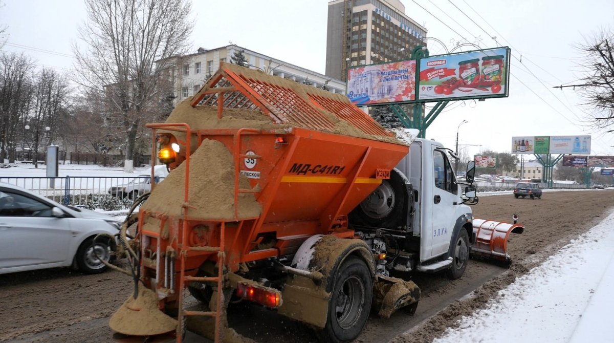 В Луганске коммунальщики обработали противогололедным материалом 291 улицу