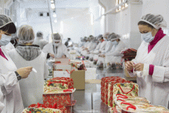 Фабрика "Лаконд" выпустит 165 тысяч новогодних подарков для детей