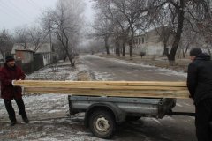 Жители Донецкого восстанавливают свои дома и подсобное хозяйство