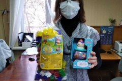 Детям медицинских работников передали более более двух тысяч подарков