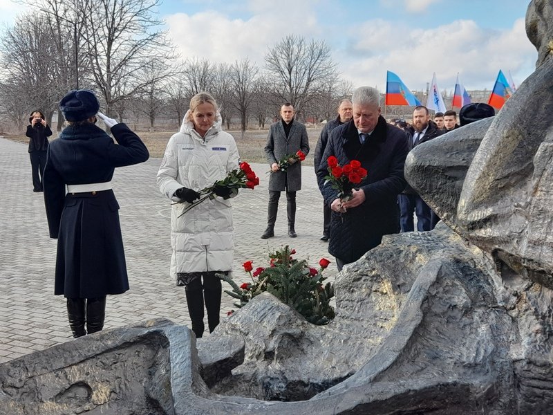 Возложили алые гвоздики  в память о павших героях-молодогвардейцах