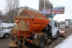 В Луганске противогололедным материалом обработали 50 улиц