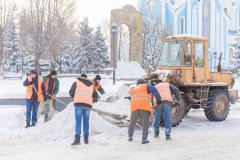 Продолжается расчистка улиц от снега луганскими коммунальщиками