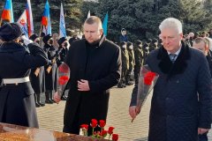 В Краснодоне почтили память героев-земляков