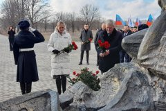 Возложили алые гвоздики  в память о павших героях-молодогвардейцах