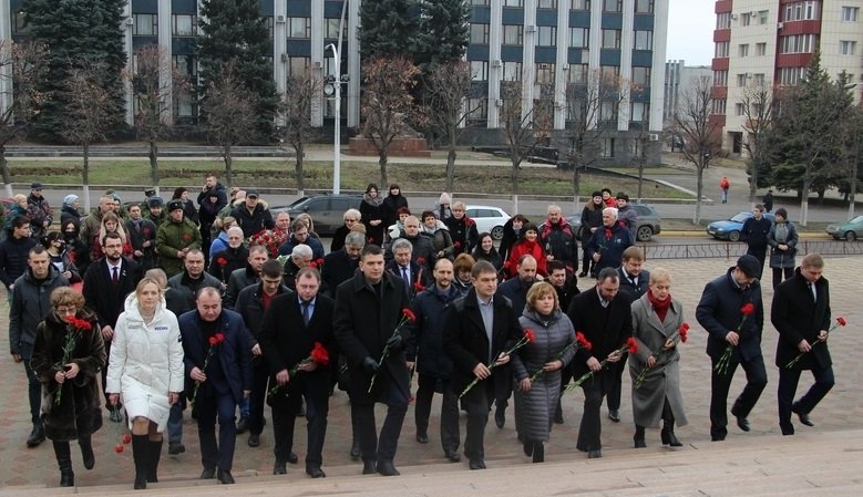 Представители республиканских и городских властей возложили цветы к памятнику Ворошилову