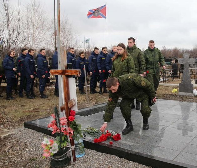 Молодежь Луганска почтила память погибшего 4 года назад полковника Анащенко