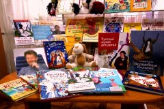 Писатель из России передал свои новые книги луганской библиотеке