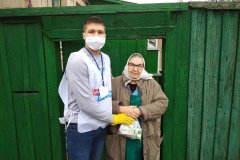 За неделю добровольцы акции "Рука помощи" помогли 16 жителям Луганска