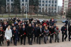 Представители республиканских и городских властей возложили цветы к памятнику Ворошилову