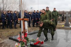 Молодежь Луганска почтила память погибшего 4 года назад полковника Анащенко