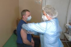 Сотрудникам МЧС начали делать прививки российской вакциной "Спутник V"