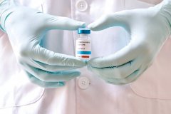 Вакцинация от COVID-19 позволяет не подвергать опасности родных людей - бухгалтер