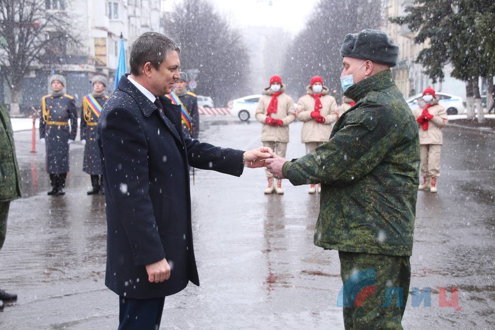 Глава ЛНР вручил военнослужащим Народной милиции ключи от новых внедорожников