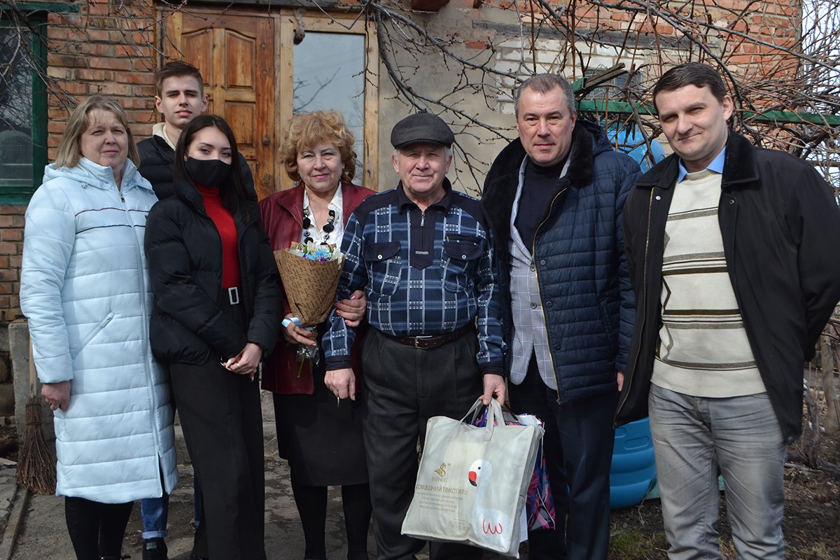 Пенсионера-героя, который в 2015 году подорвал солдат ВСУ, поздравили с 70-летием