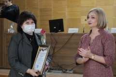 Министр здравоохранения вручила нагрудные знаки "За спасение жизни" отличившимся медикам
