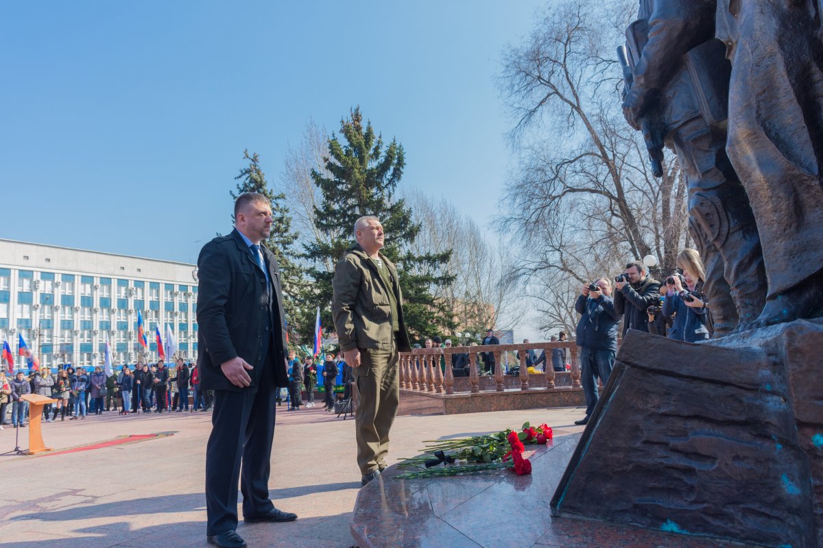 В столице ЛНР состоялся митинг, посвященный 7-й годовщине взятия здания управления СБУ