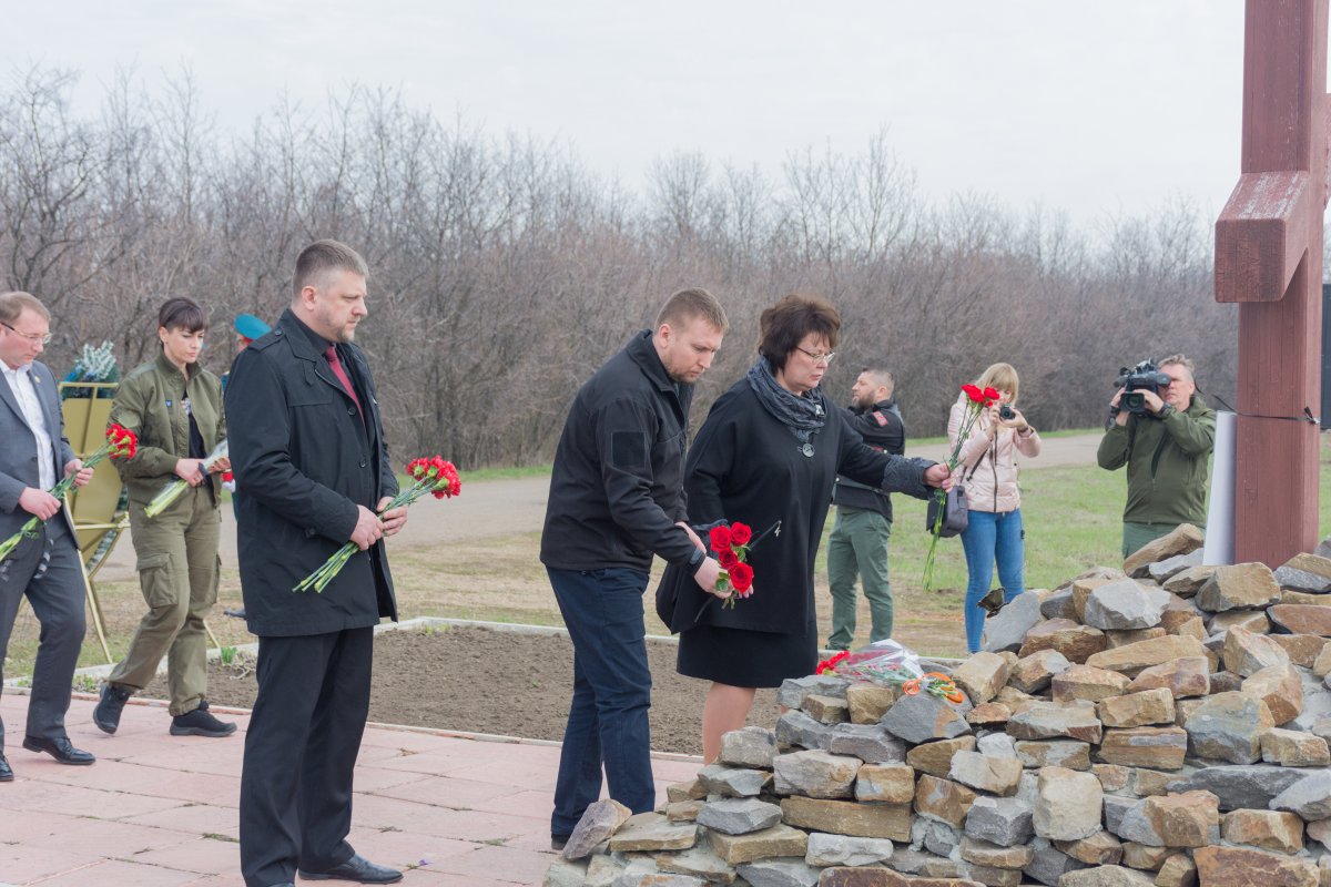 Луганчане и представители властей ЛНР почтили память жертв украинской агрессии