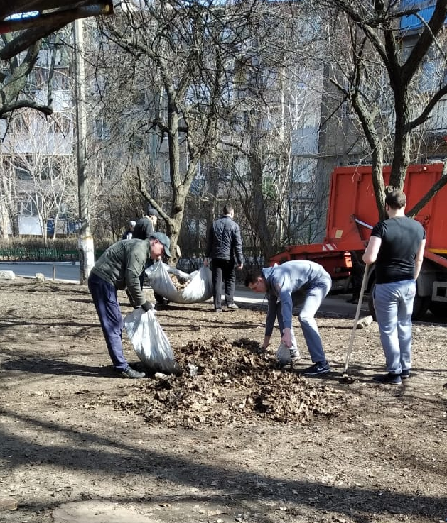 Коммунальщики продолжают благоустройство внутриквартальных территорий Луганска