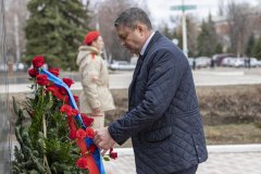 Глава ЛНР почтил память жителей Стаханова, погибших при обстрелах со стороны ВСУ