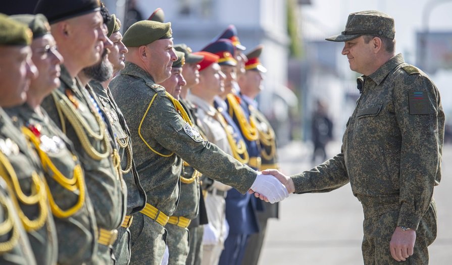 Глава ЛНР в преддверии Парада Победы наградил военнослужащих Народной милиции