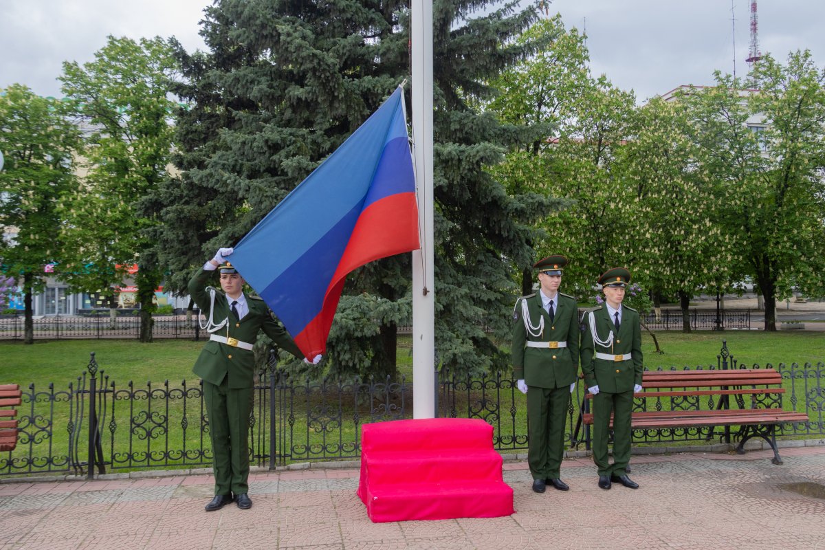 Торжественная церемония поднятия флага ЛНР прошла на площади в центре Луганска