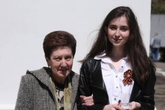 В первый день акции "Георгиевская ленточка" луганчанам раздали около тысячи лент