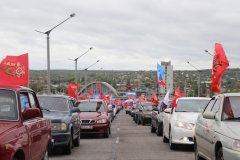 В праздничном автопробеге в столице ЛНР, посвященном Дню Победы, приняло участие более 500 автомобилей