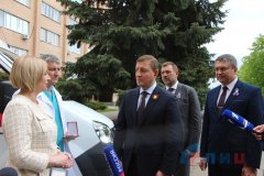 Представители партии "Единая Россия" передали ключи от скорой помощи ЛРКБ