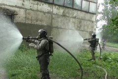 Спасатели отработали условный разлив хлора на одном из очистных сооружений Республик