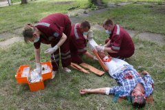 Луганские медики в ходе тренировки оказали помощь условно пострадавшим при артобстреле